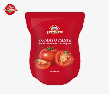 Bolso de pie que contiene 56 g de pasta de tomate de doble concentración con una pureza que oscila entre el 28% y el 100%