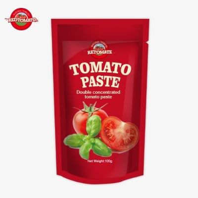 La pasta de tomate con 100% de pureza está empacada en una bolsa de 100 gramos.